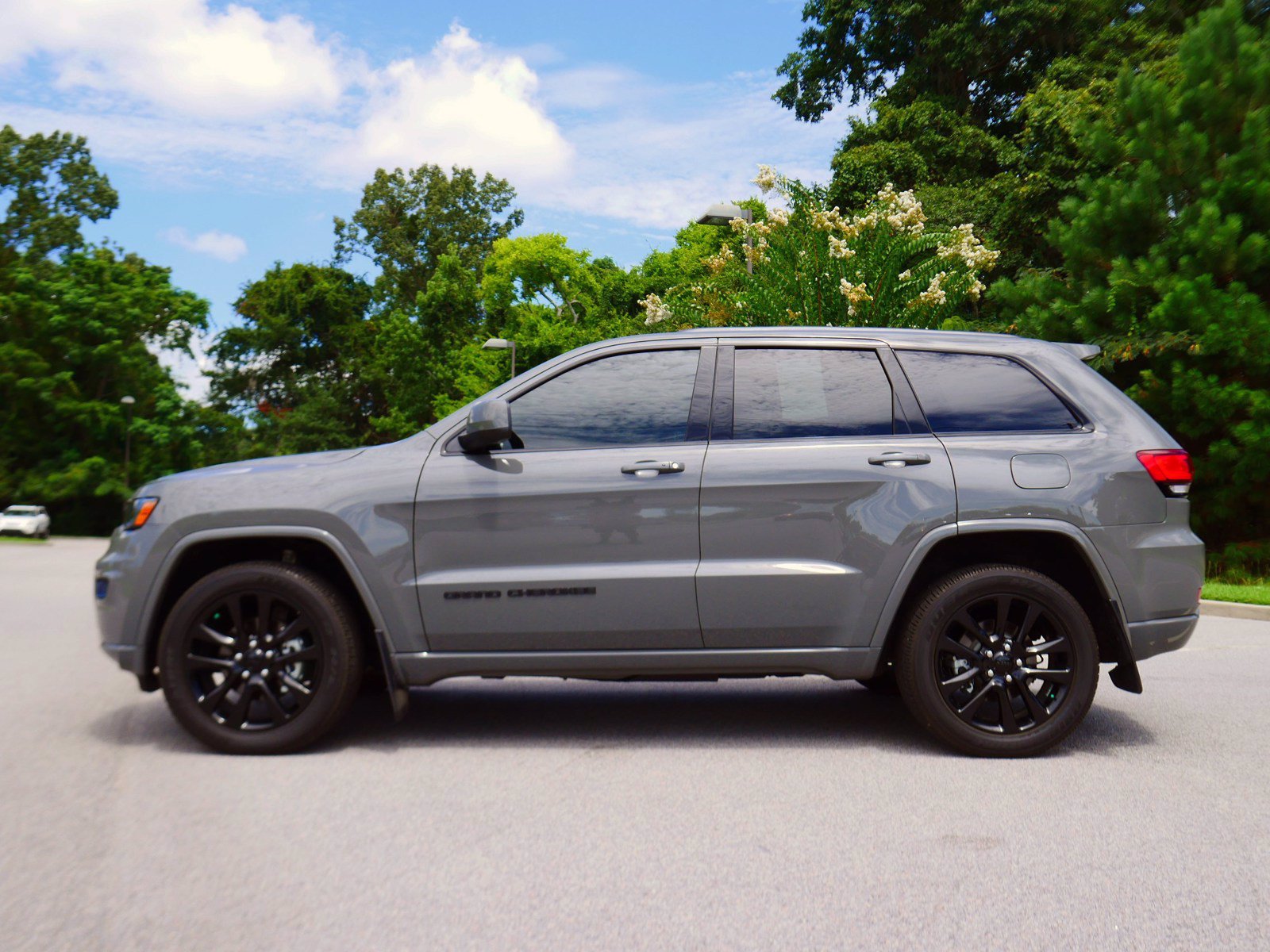 Pre Owned 2019 Jeep Grand Cherokee Altitude 4WD 4D Sport Utility