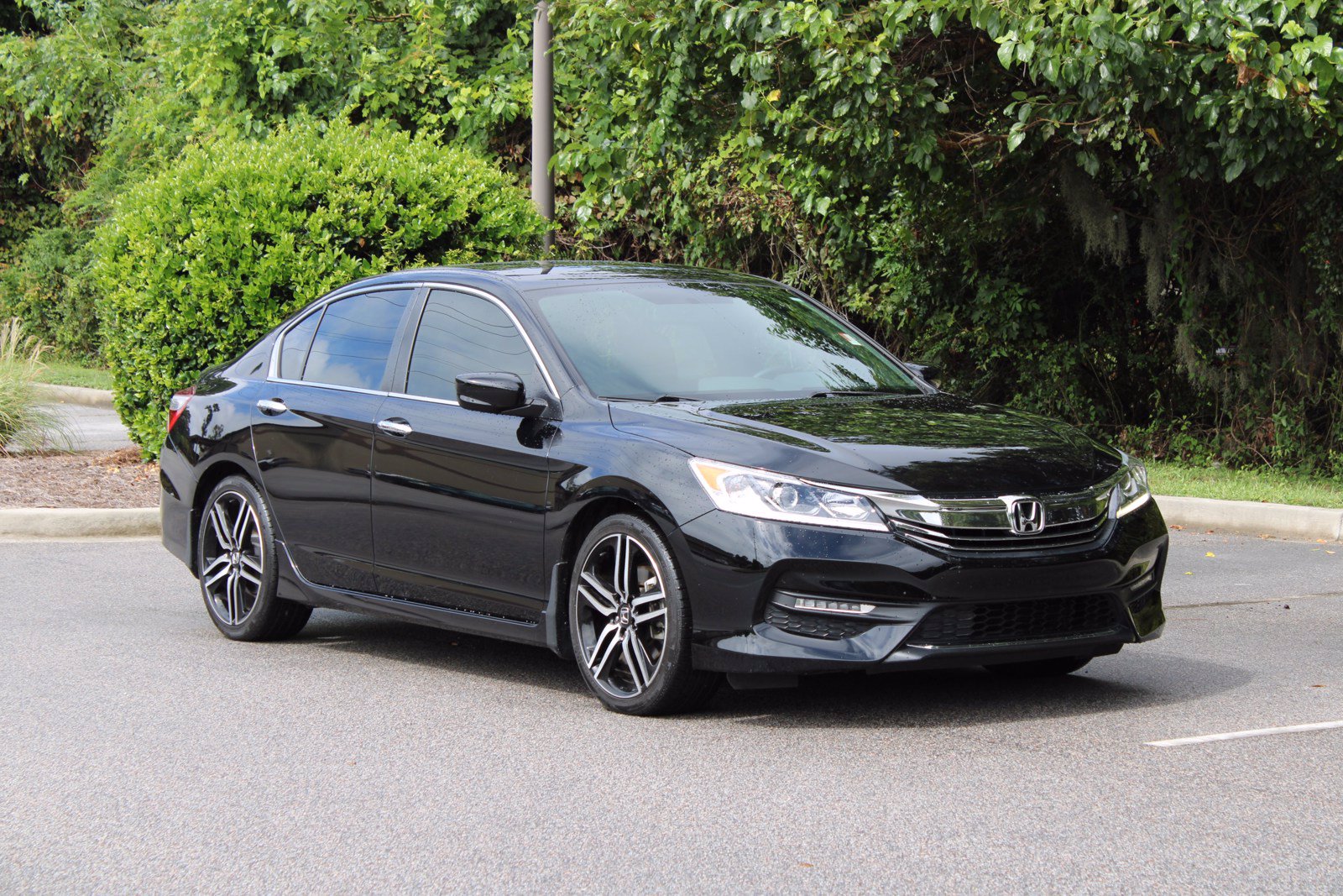 pre-owned-2017-honda-accord-sport-special-edition-fwd-4d-sedan