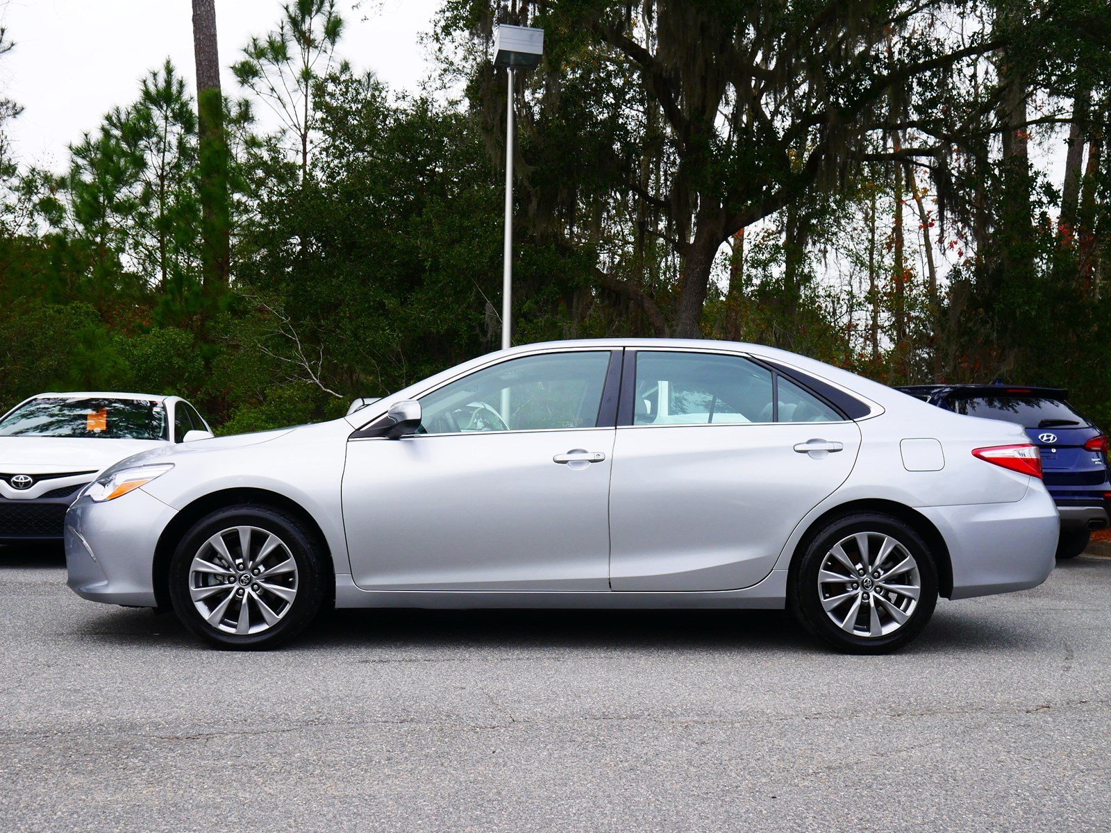Pre Owned 2017 Toyota Camry Xle Fwd 4d Sedan
