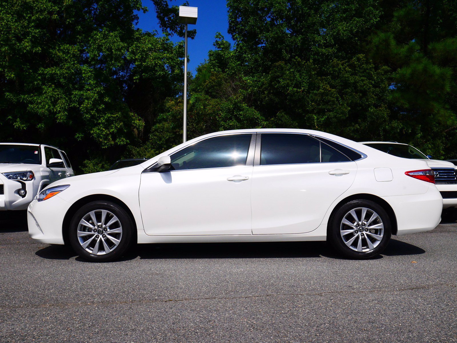 Certified Pre Owned 2017 Toyota Camry Xle Fwd 4d Sedan