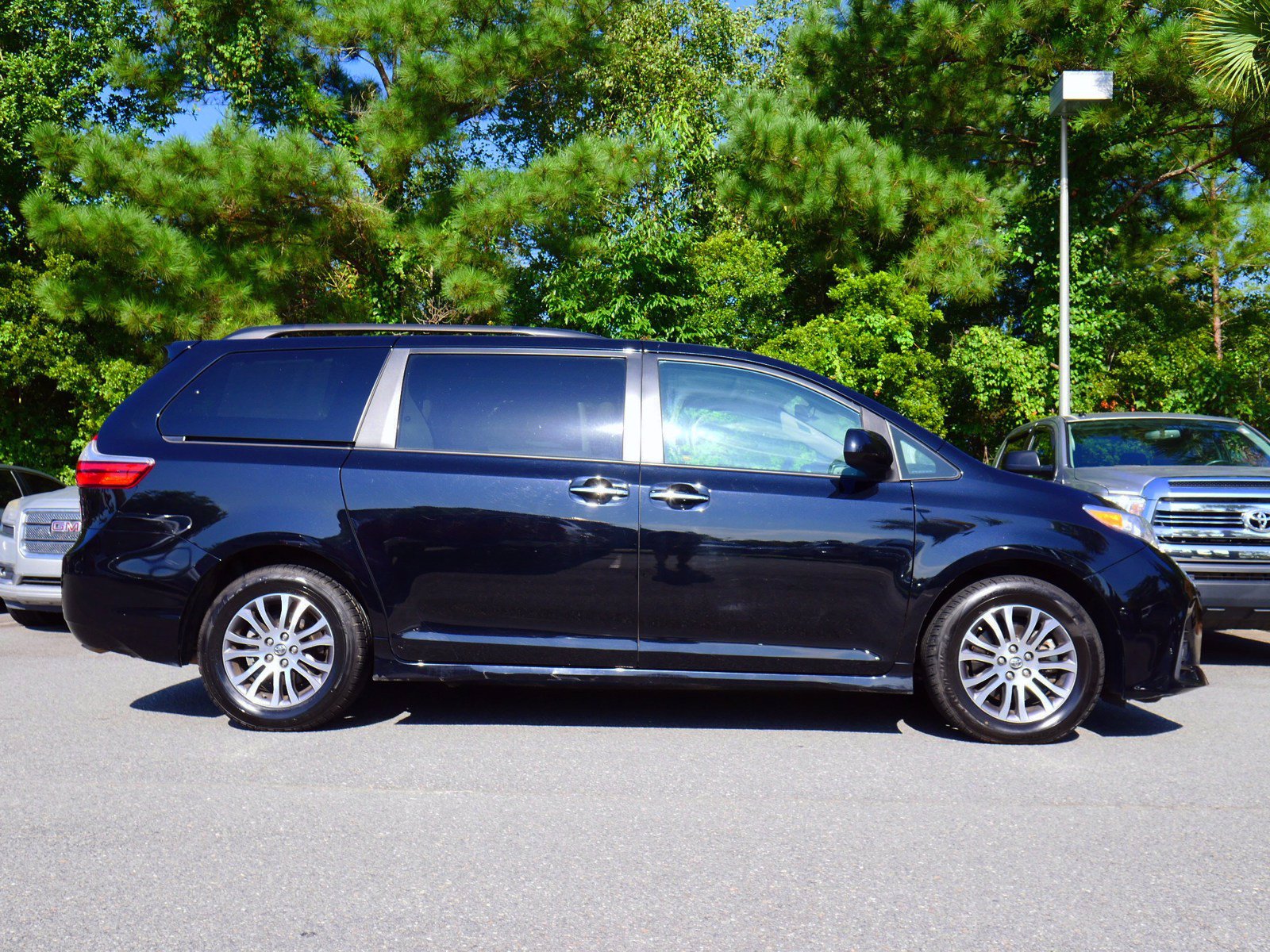 Pre-Owned 2019 Toyota Sienna XLE FWD 4D Passenger Van