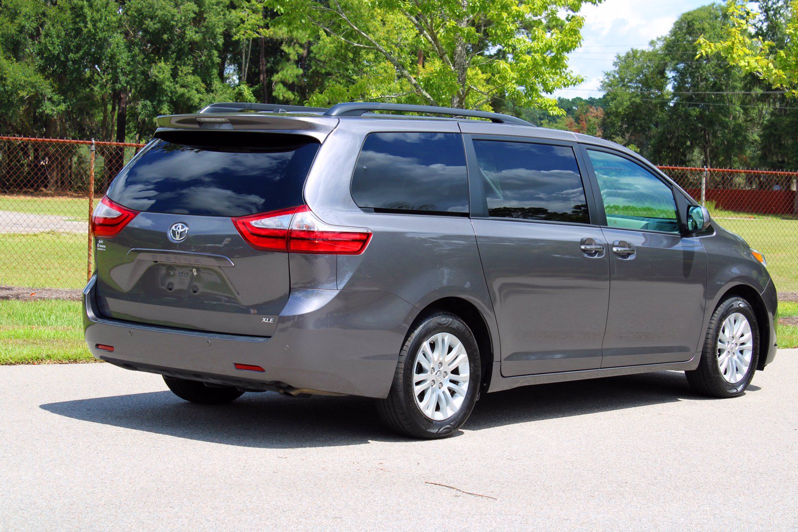 Certified Pre-Owned 2017 Toyota Sienna XLE Premium FWD 4D Passenger Van