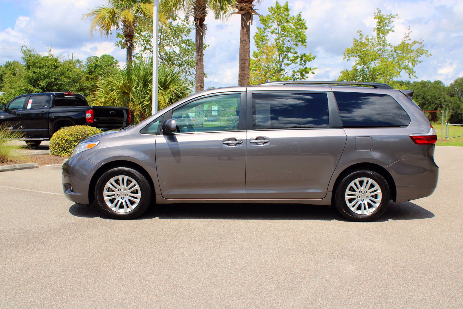 Certified Pre-Owned 2017 Toyota Sienna XLE Premium FWD 4D Passenger Van