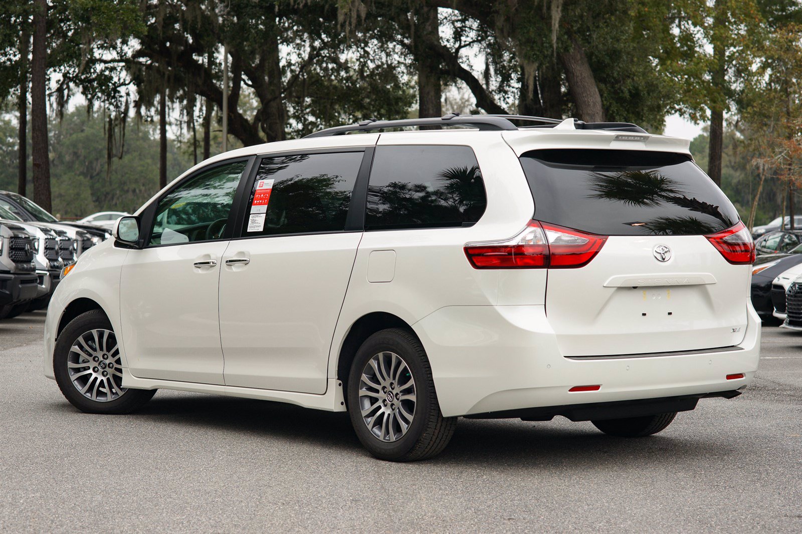New 2020 Toyota Sienna XLE Premium FWD 4D Passenger Van