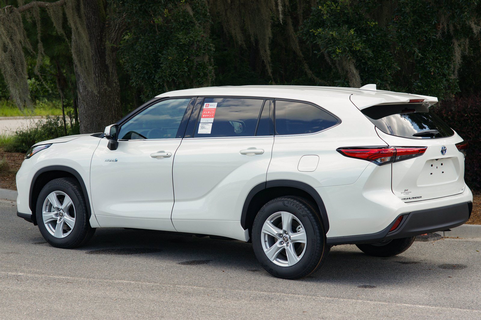 New 2020 Toyota Highlander Hybrid LE FWD 4