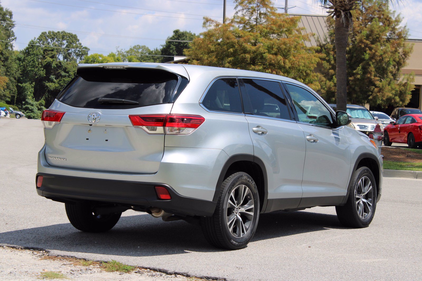 Pre-Owned 2019 Toyota Highlander LE Plus FWD 4D Sport Utility