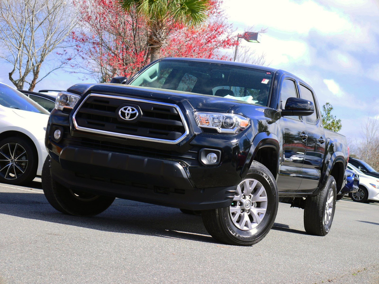 Pre-Owned 2017 Toyota Tacoma SR5 RWD 4D Double Cab
