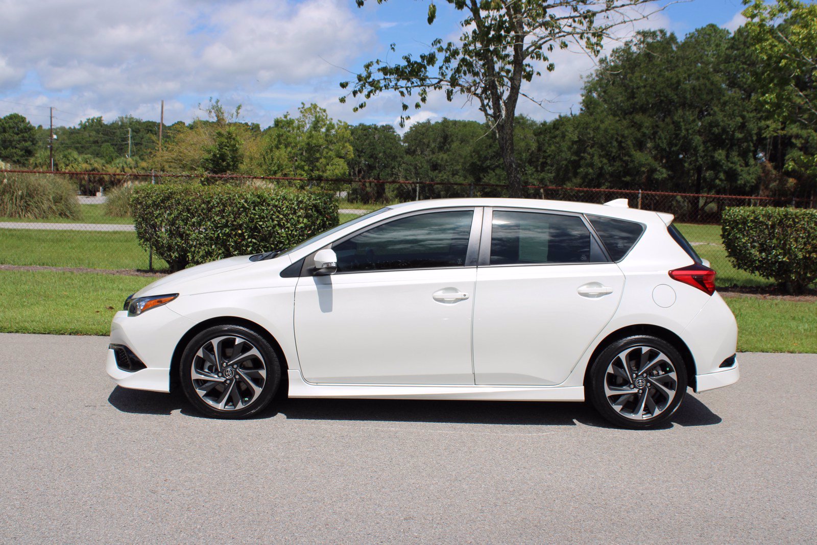 Certified Pre-Owned 2017 Toyota Corolla iM Base FWD 5D Hatchback